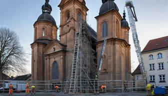 Sanierung der Hugenottenkirche Erlangen startet vorzeitig: Wettlauf gegen die Zeit